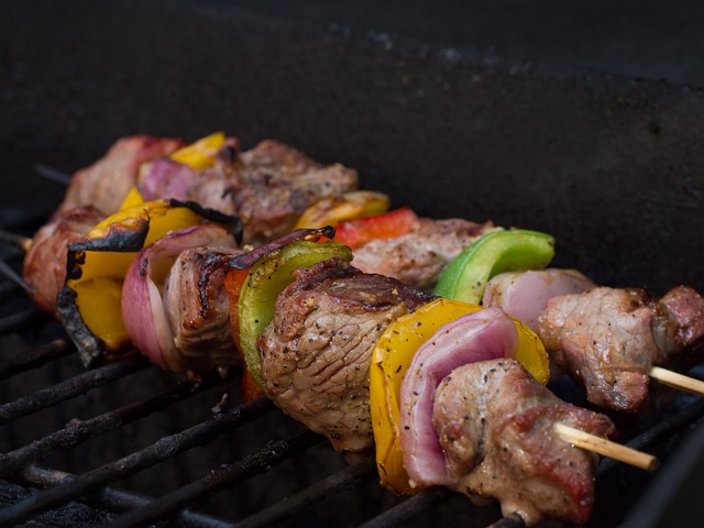 Alles wat je moet weten over bbq: van grilltypes en smakelijke recepten tot veiligheid, onderhoud en onmisbare accessoires